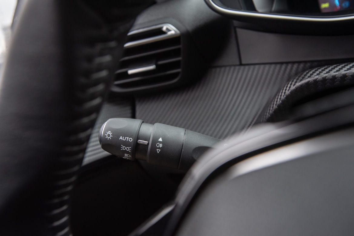 Peugeot 208 Allure vs Opel Corsa Elegance
