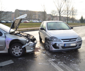Wypadek na skrzyżowaniu Staszica i Okrzei. Dwie osoby w szpitalu