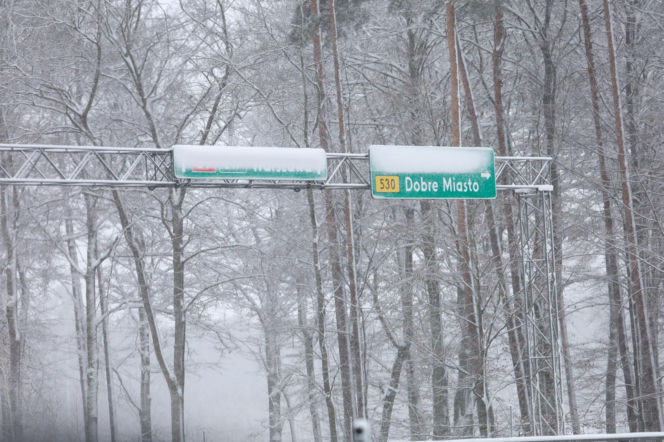 Ostróda w centrum śnieżycy. Burmistrz nocą ratował ludzi. Kierowcy nocowali w urzędzie
