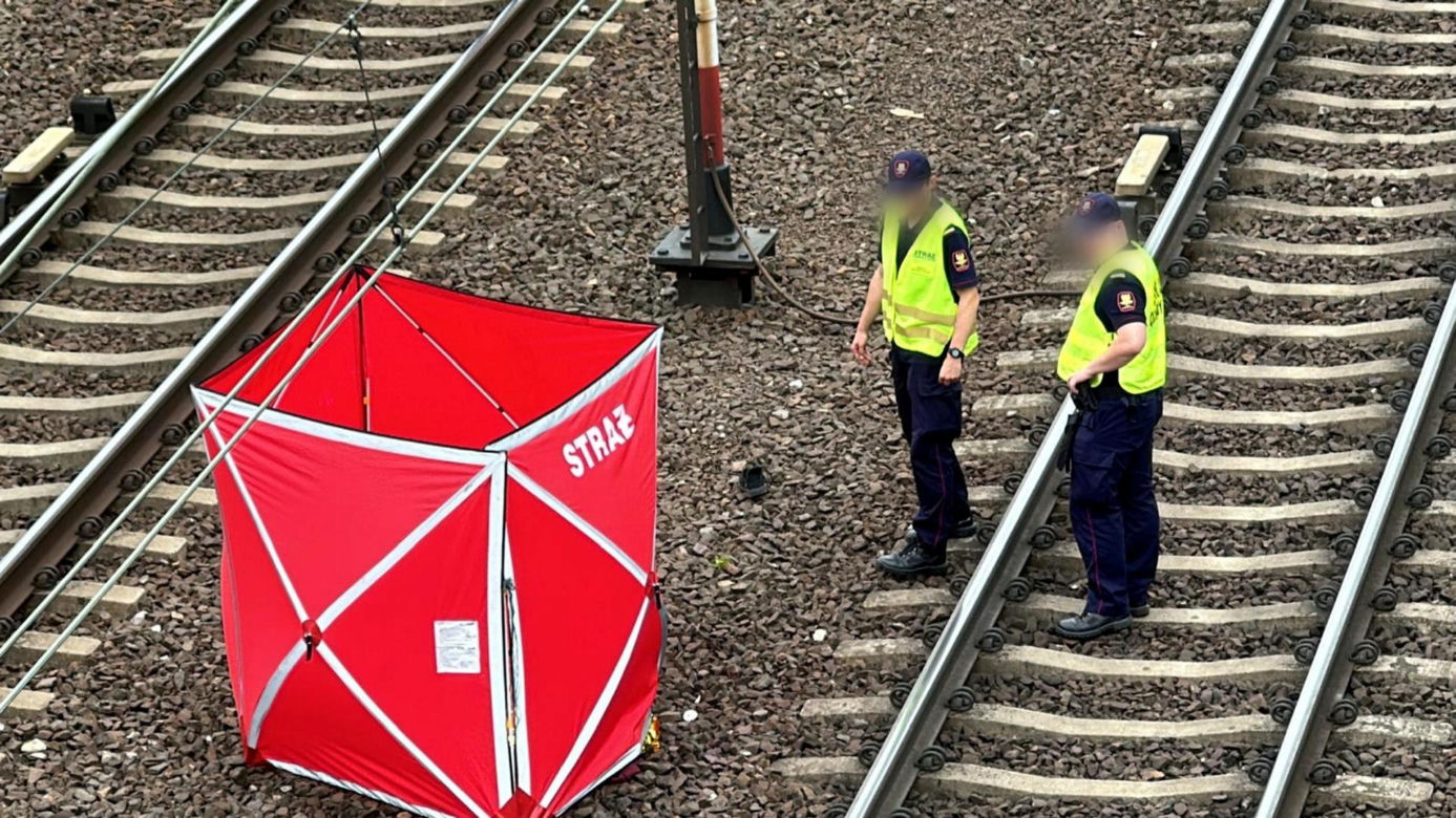 Tragedia na torach. Wszedł na nieoznakowane przejście, gdy nadjeżdżał pociąg. Straszny wypadek w Rembertowie