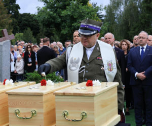 Szok po tragedii w Łodzi. Dziesięć malutkich trumienek na pogrzebie. Tego widoku nie da się wyrzucić z głowy