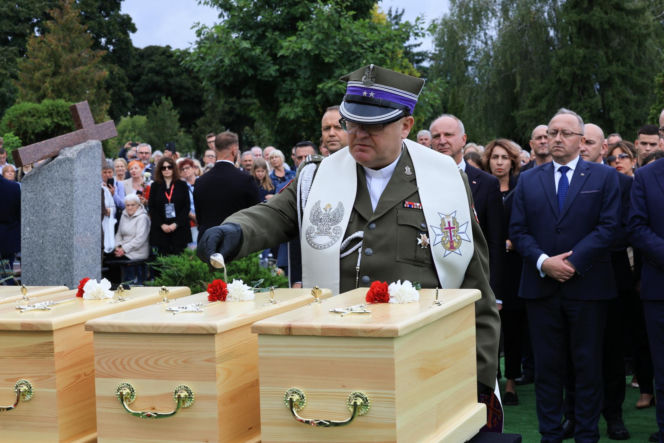 Szok po tragedii w Łodzi. Dziesięć malutkich trumienek na pogrzebie. Tego widoku nie da się wyrzucić z głowy
