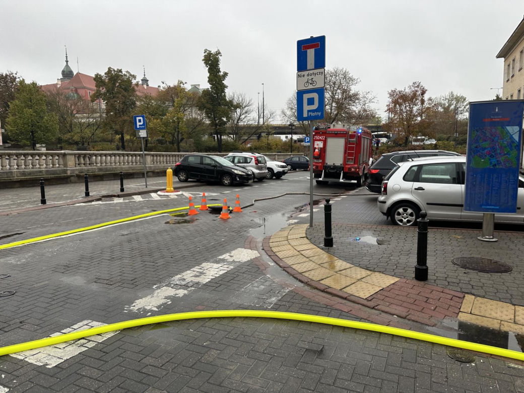 Pogodowy armagedon w Warszawie. Ulice jak rzeki, auta grzęzną w błocie