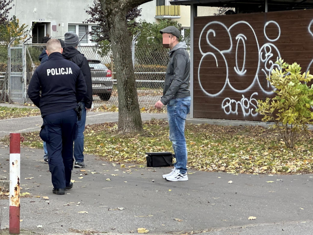 Atak maczetą na Bielanach. Trwa obława za sprawcą. Policja apeluje do świadków