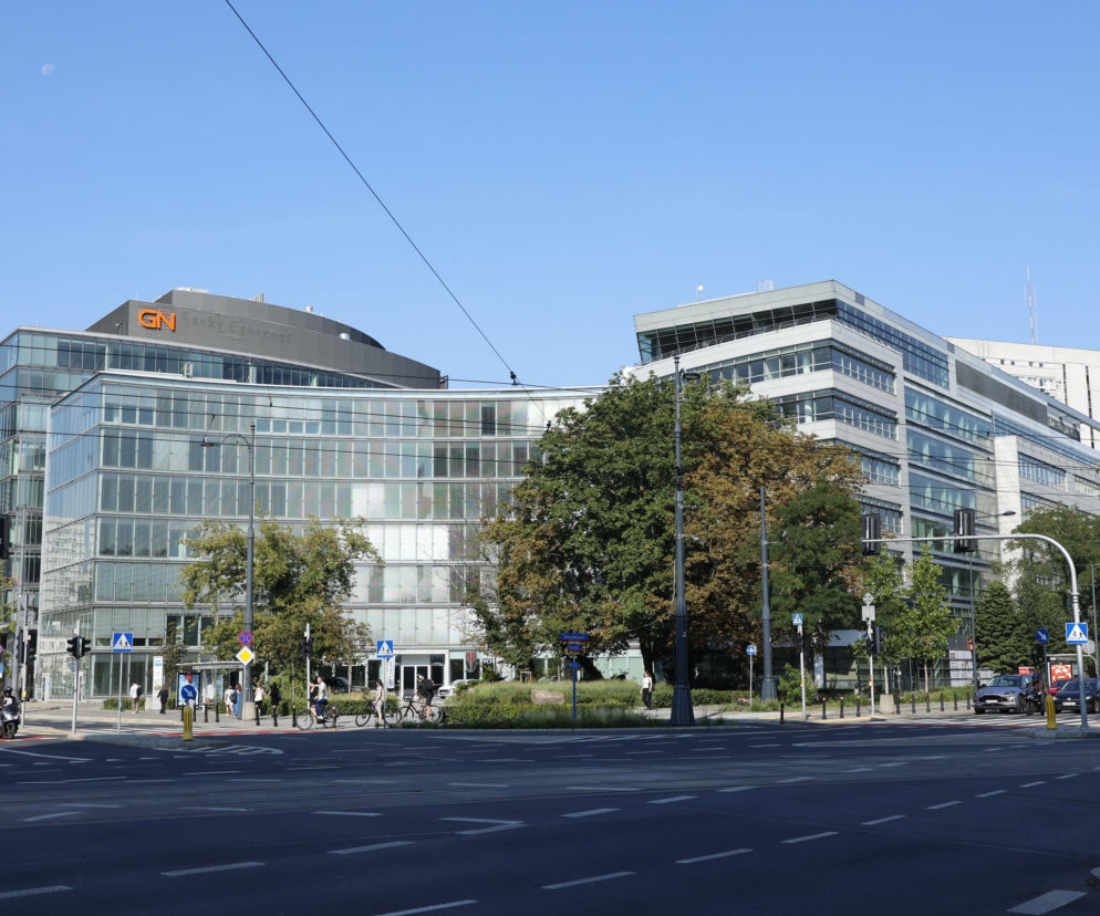 Przeszklony biurowiec Saski Point w Warszawie przy ul. Marszałkowskiej. O planach jego wyburzenia przeczytasz w Architektura.