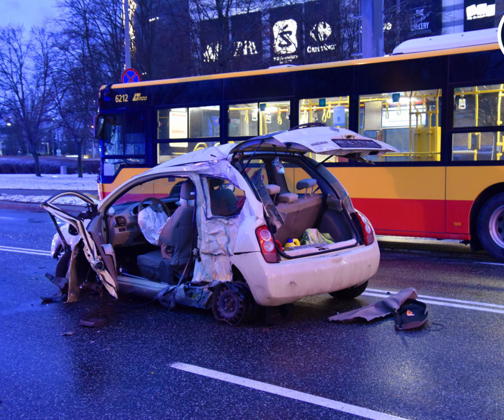 Zderzenie samochodu osobowego z autobusem. Dwoje dzieci w szpitalu