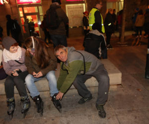 Nightskating. Warszawiacy przejechali stolicę na rolkach [Zdjęcia]