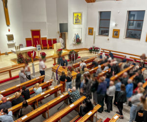 Całą noc czuwali przy zmarłym proboszczu. Pogrzeb ks. Rafała Cieszyńskiego w Szymbarku. Tu wszystko się zaczęło