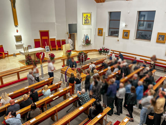 Całą noc czuwali przy zmarłym proboszczu. Pogrzeb ks. Rafała Cieszyńskiego w Szymbarku. Tu wszystko się zaczęło