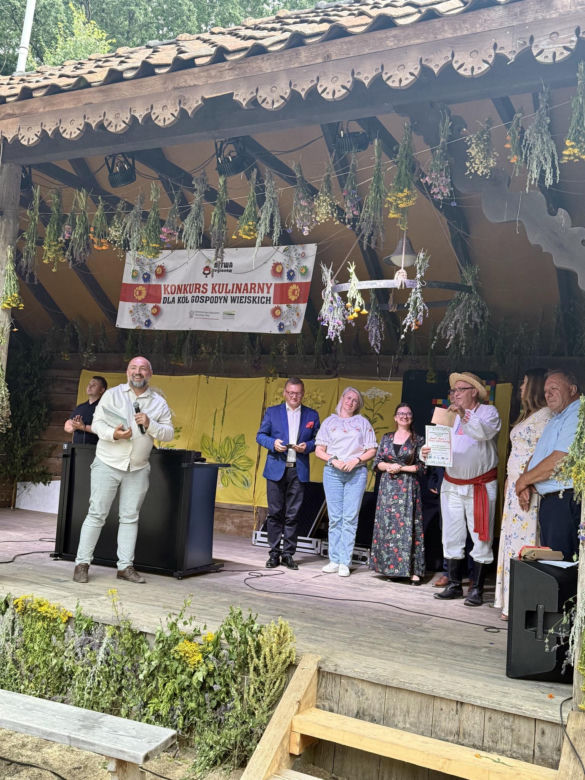 Członkowie Zespołu Pieśni i Tańca Ziemi Łosickiej zaprezentowali regionalne utwory takie jak „Jezioro” oraz „Polka Wiśniewska”