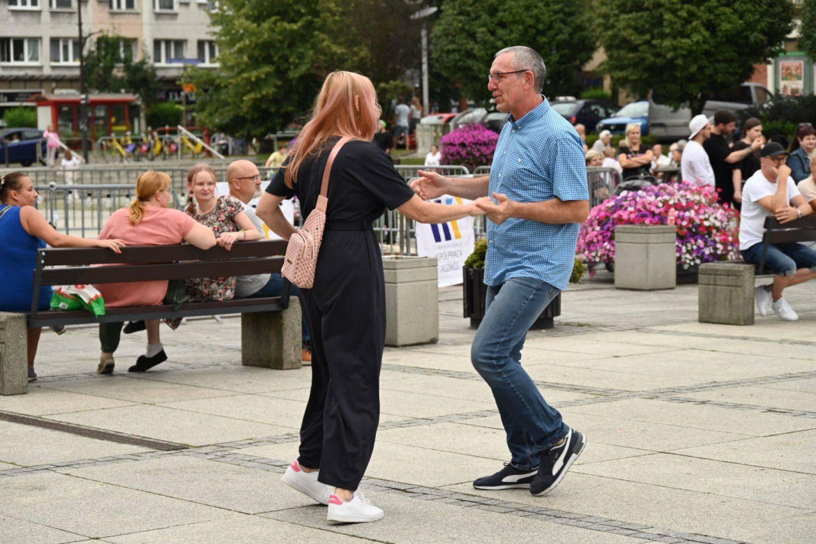 Ruda Śląska tańczy jak dawniej. Międzypokoleniowa potańcówka na rynku porwała tłumy