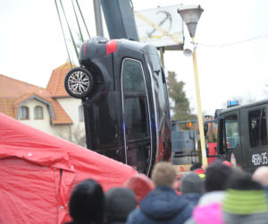 Dziwnów: KOSZMAR! Cztery osoby, w tym dwoje dzieci, wyłowiono wraz z autem z rzeki Dziwnej