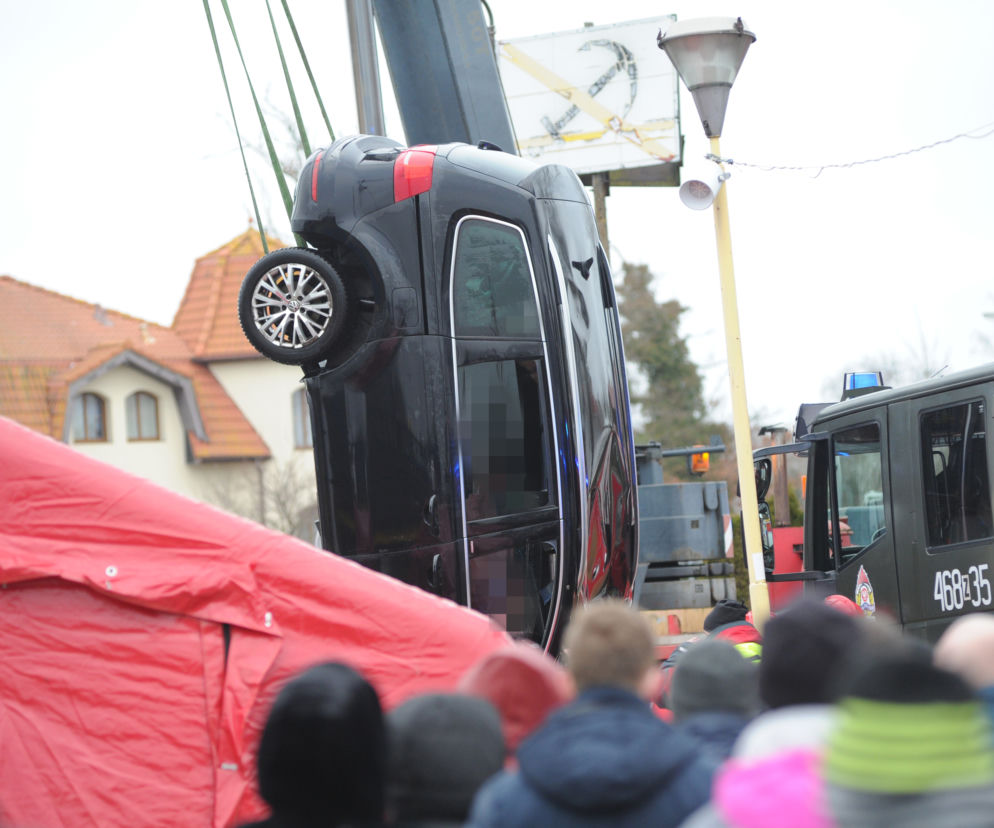 Dziwnów: KOSZMAR! Cztery osoby, w tym dwoje dzieci, wyłowiono wraz z autem z rzeki Dziwnej