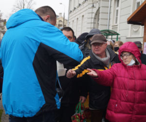 Wigilia dla bezdomnych i potrzebujących przed bydgoską Bazyliką [ZDJĘCIA]