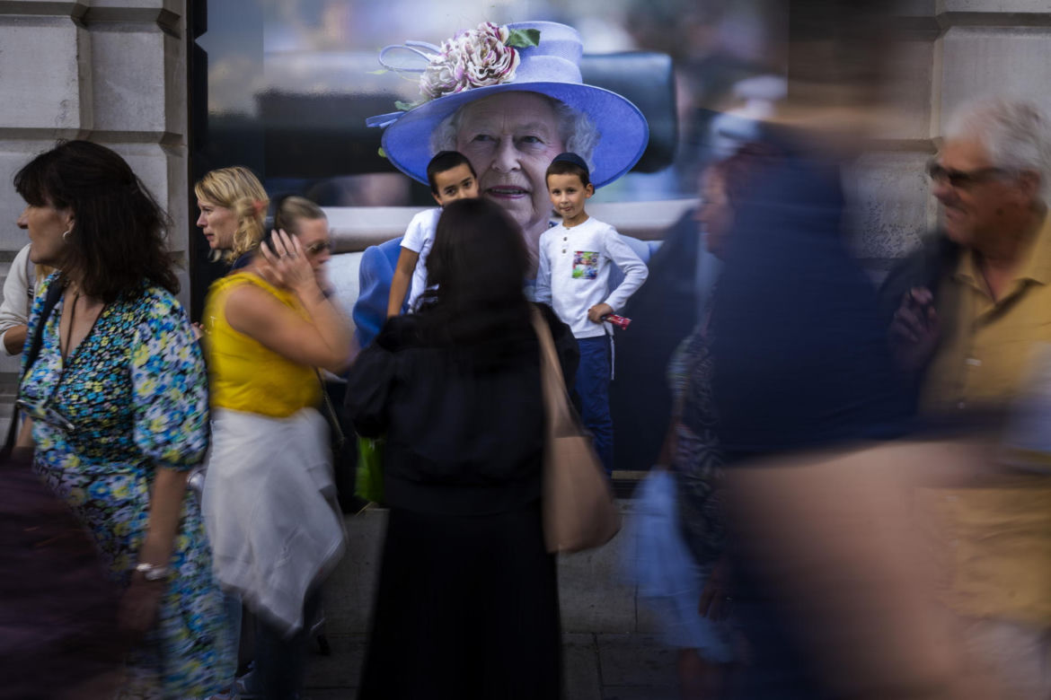 Królowa Elżbieta II nie żyje. Pożegna ją nawet milion osób. Muszą się przygotować na 12-godzinne kolejki, by przejść obok jej trumny