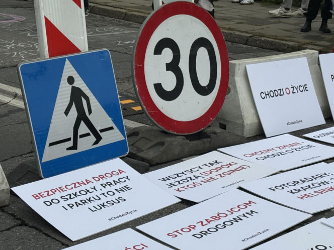 "Cichy marsz" w Krakowie po tragicznym wypadku. Zginęło młode małżeństwo