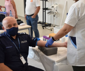 Kaliscy policjanci potencjalnymi dawcami szpiku! Każdy z nas może uratować komuś życie [ZDJĘCIA]