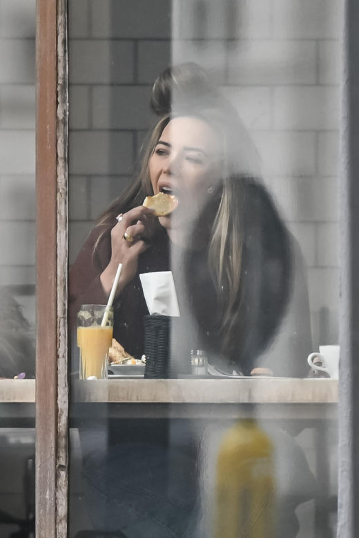 Sandra Kubicka w wałku na głowie
