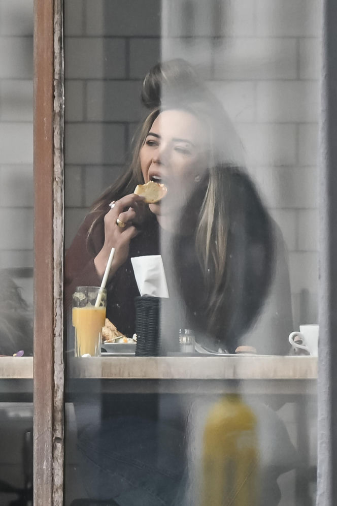 Sandra Kubicka w wałku na głowie