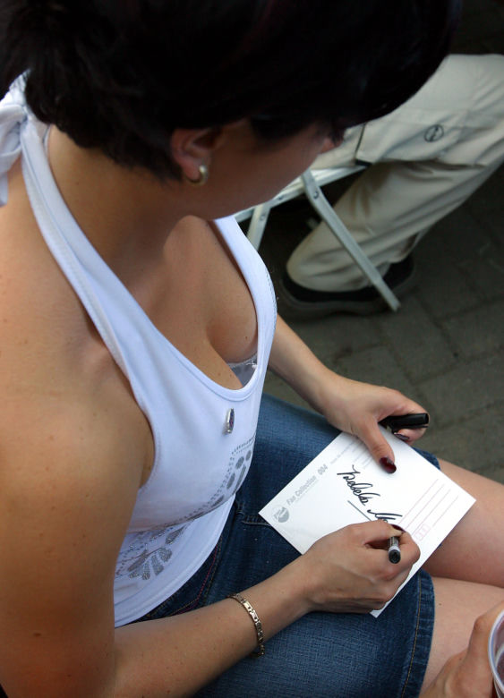 Izabela Małysz rozdaje autografy w 2003 roku