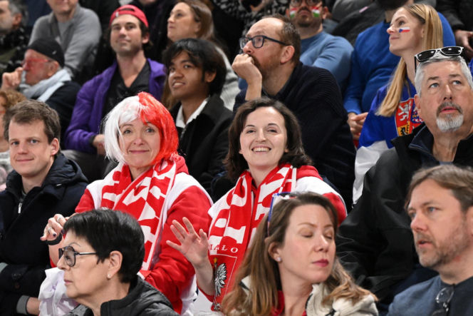 Panczenista Władimir Siemirunnij po biegu na 10 km, który dał mu srebrny medal olimpijski