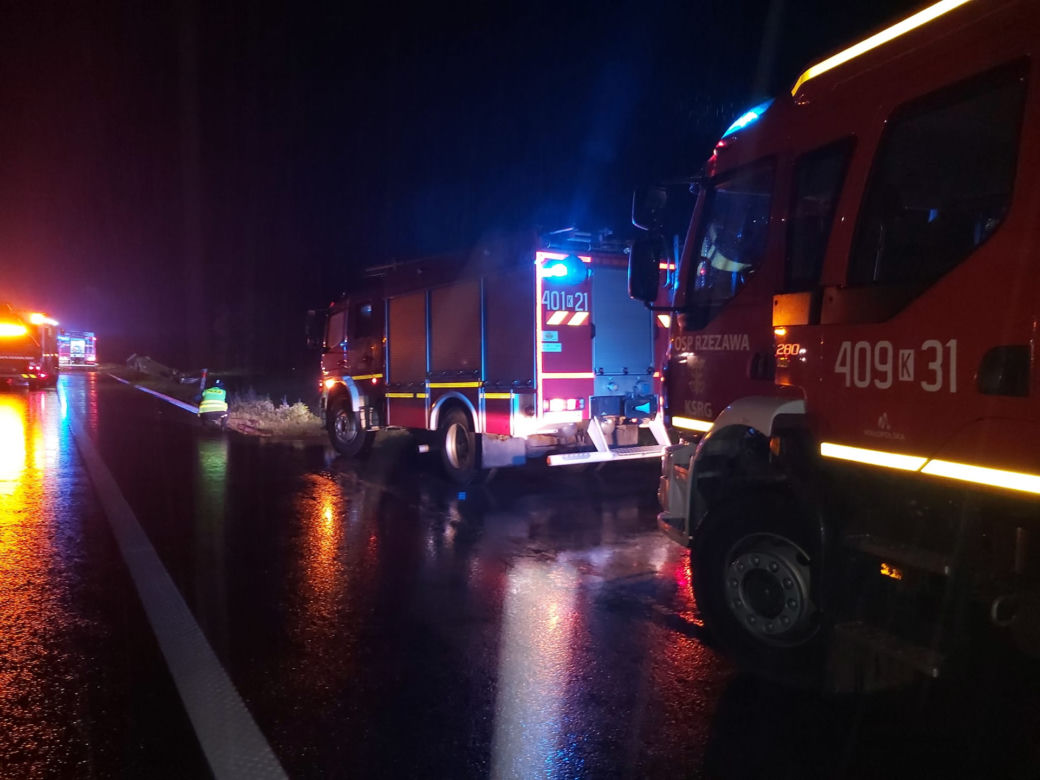 Rzezawa. Wypadek na autostradzie A4. 13 osób rannych