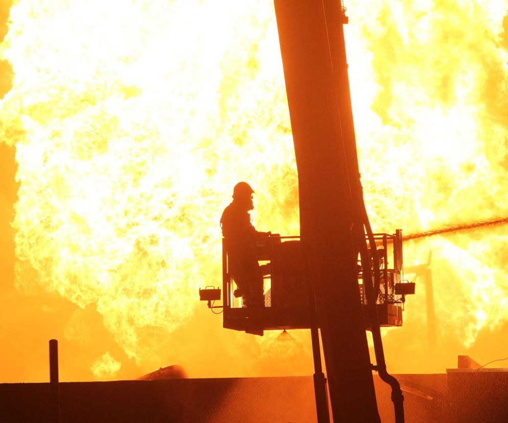 Potężny pożar kamienicy. Z poddasza buchały płomienie. Jedna osoba nie żyje