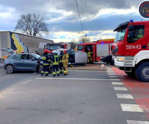 Fatalny wypadek w Pruszkowie. BMW roztrzaskane, ford na boku