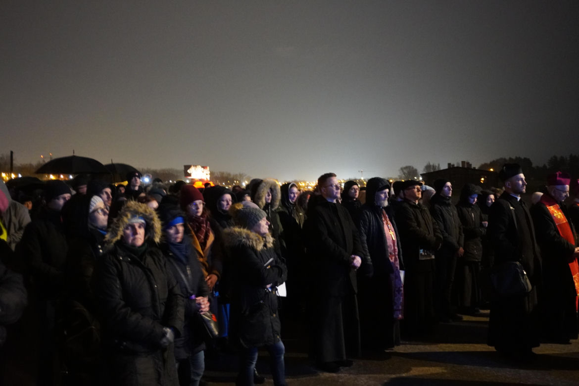 Ogrom wiernych przybył na Drogę Krzyżową na Majdanku. Mamy zdjęcia!