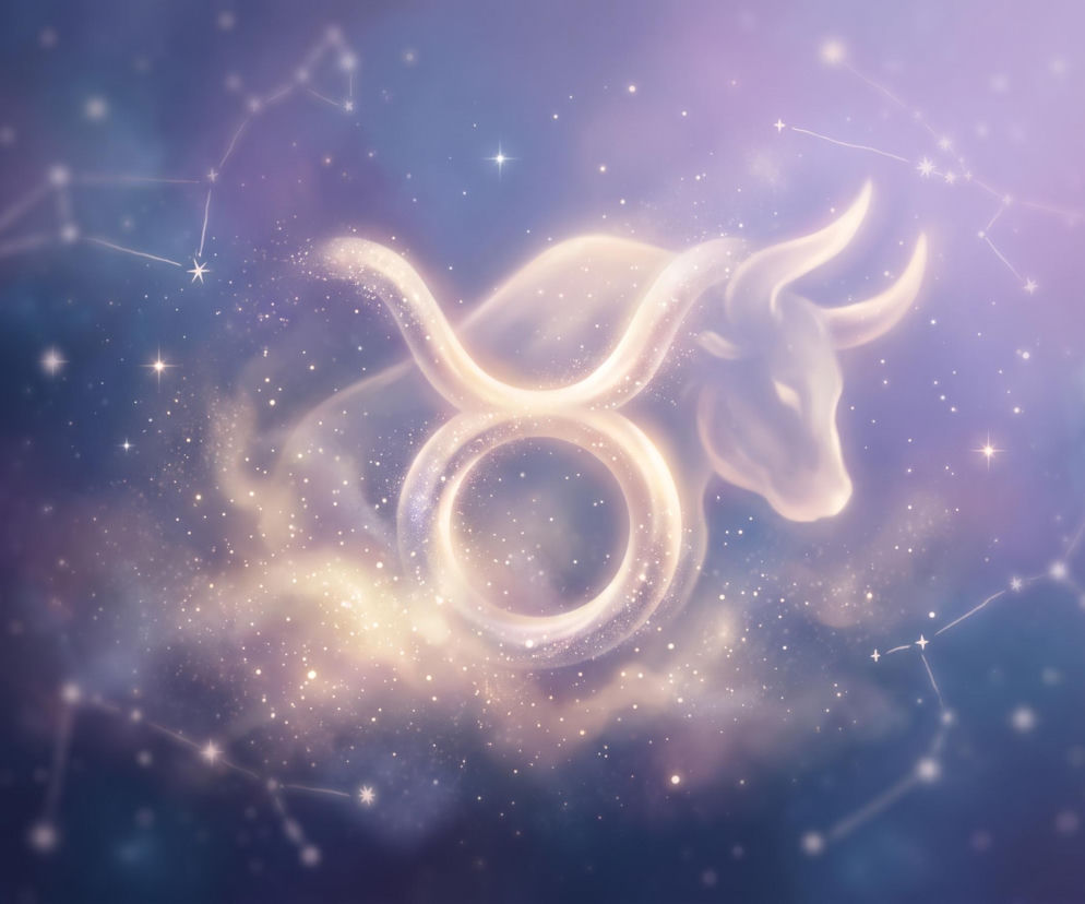 Świecący symbol zodiakalnego Byka na tle gwieździstego nieba. O horoskopie dla Byka przeczytasz w serwisie Eska.