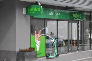 Wielkanoc 2025. Jak będą pracowały sklepy Żabka? Sprawdź