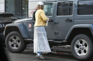 Lara Gessler wozi się w firance