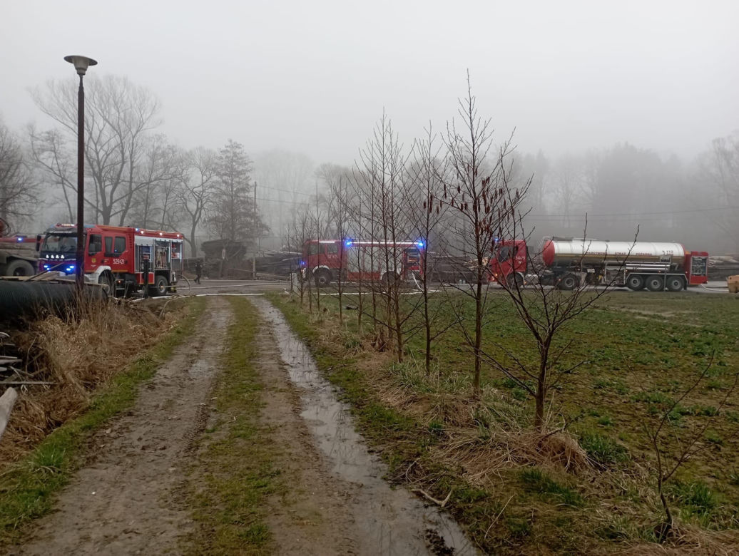 Gigantyczny pożar tartaku! Gęste kłęby dymu nad podkarpackim