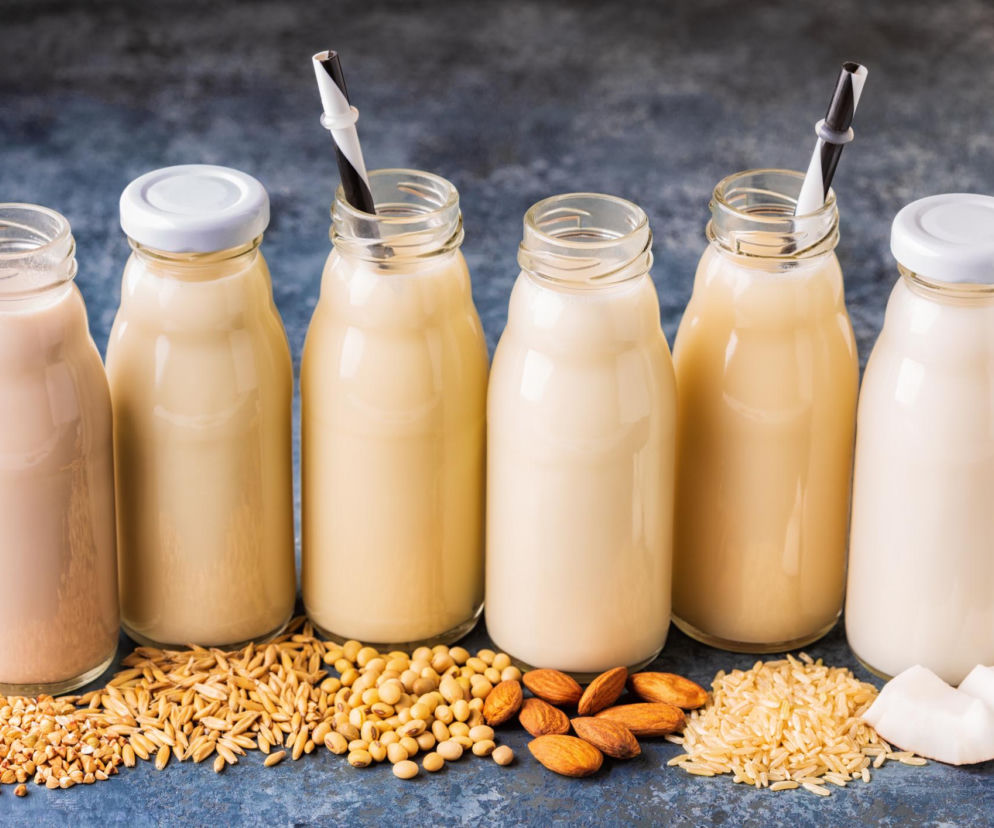 Mleko owsiane, sojowe czy migdałowe? Jeden szczegół sprawia, że twój wybór może być błędem