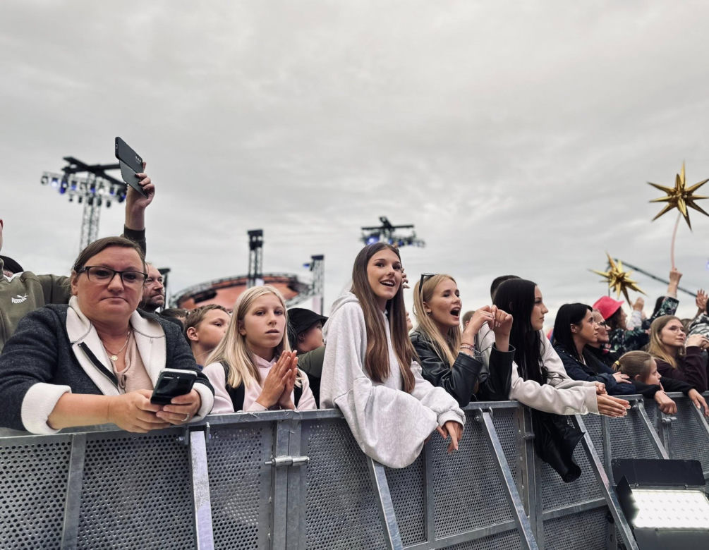 Wakacyjna Trasa Dwójki w Elblągu. Pogoda im niestraszna. Tłumy na koncertach!
