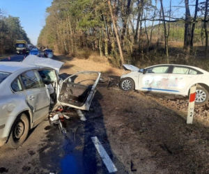 Szokujący wypadek pod Płockiem! Kilka osób w szpitalu po potwornym zderzeniu toyoty i volkswagena [ZDJĘCIA]