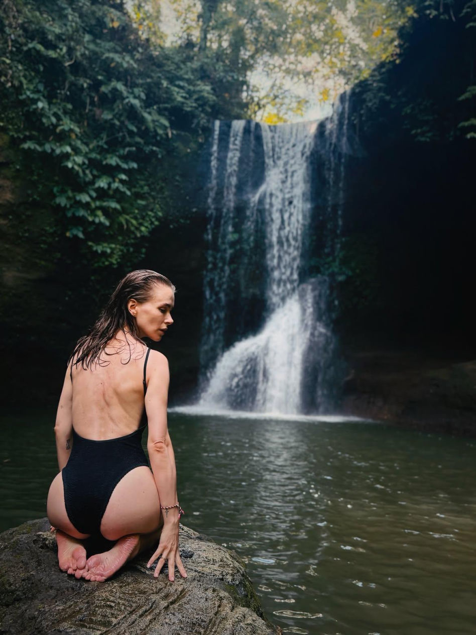 Sieklucka na Bali, a Zawodnik przy bali. Która ma fajniejsze wczasy?