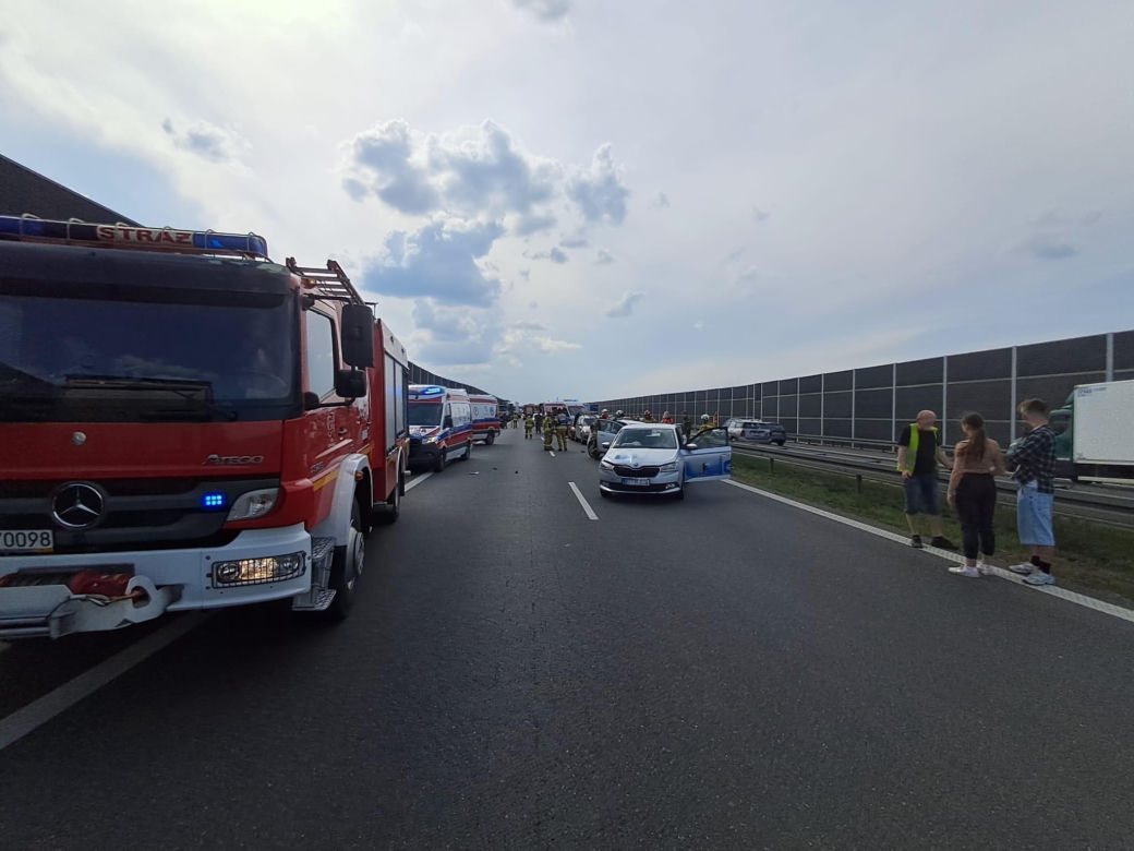 Karambol na autostradzie A4. Zderzyło się siedem samochodów! Lądował śmigłowiec LPR