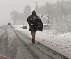 Batman na hulajnodze walczy ze śniegiem. Nagranie ze Śląska to hit!