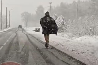 Batman na hulajnodze walczy ze śniegiem. Nagranie ze Śląska to hit!