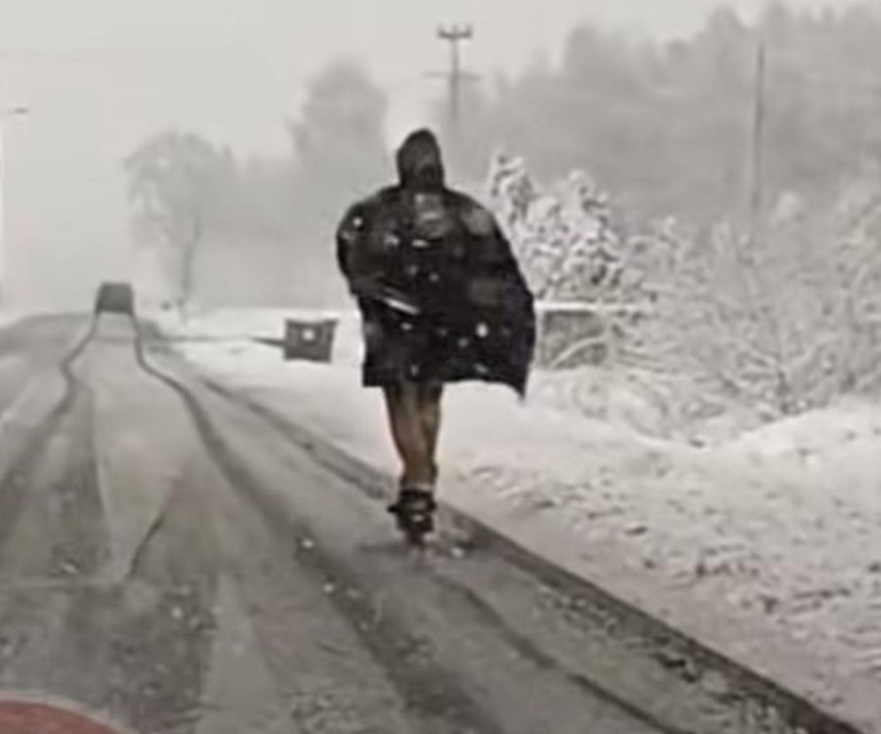 Batman na hulajnodze w śnieżnej zadymce. Nagranie podbija internet