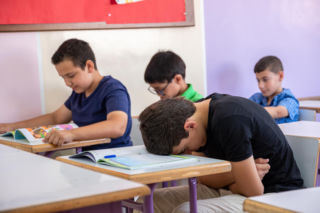 Dziecko omija szkolną łazienkę? Takie zachowanie może skończyć się problemami