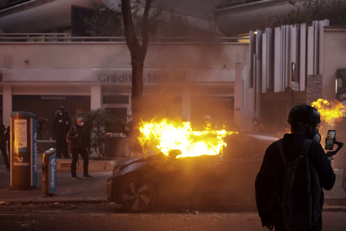 Francja płonie! Wielki atak na policję, dziesiątki rannych