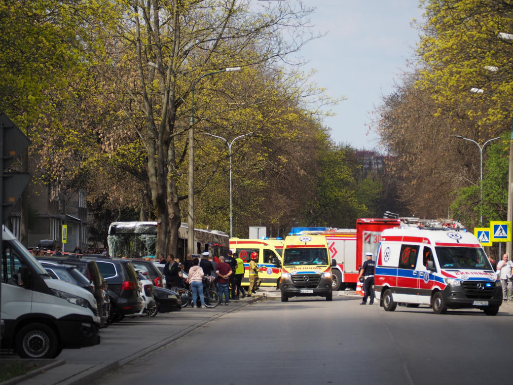 Autobus miejski wbił się w drzewo! Kilkanaście osób rannych