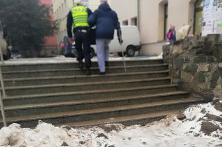 83-latek o kulach nie zdążył na autobus, próbował złapać stopa. Podwieźli go policjanci! 