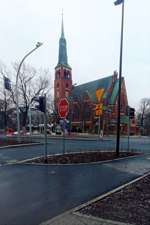 Las słupów na placu Zwycięstwa