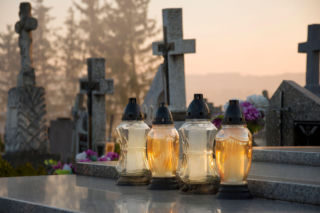 Makabryczne odkrycie na cmentarzu. Rodzina znalazła fragmenty ludzkich szczątków