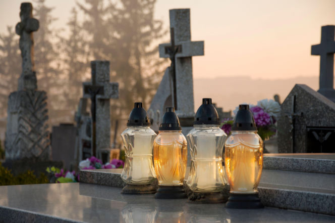 Szokujące sceny na cmentarzu. Bezpardonowy atak na 61-latkę