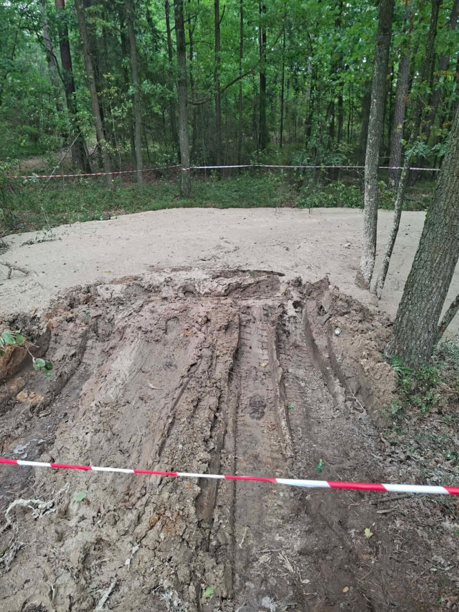 Tajemnicza maź zalała las pod Starachowicami. Policja i leśnicy badają sprawę
