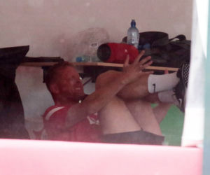 Kamil Glik i Przemysław Płacheta ćwiczą na siłowni w hotelu